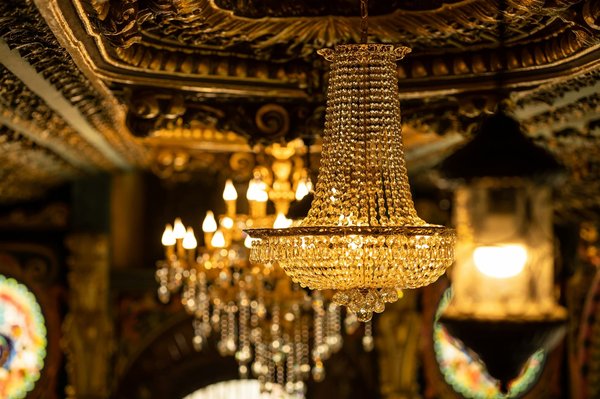 Where can you find authentic Victorian tiles for restoring a UK period home's hallway?